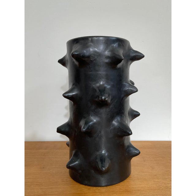 Modern Moroccan Izuran Tadelakt Spiked Black Vase For Sale In Raleigh - Image 6 of 10