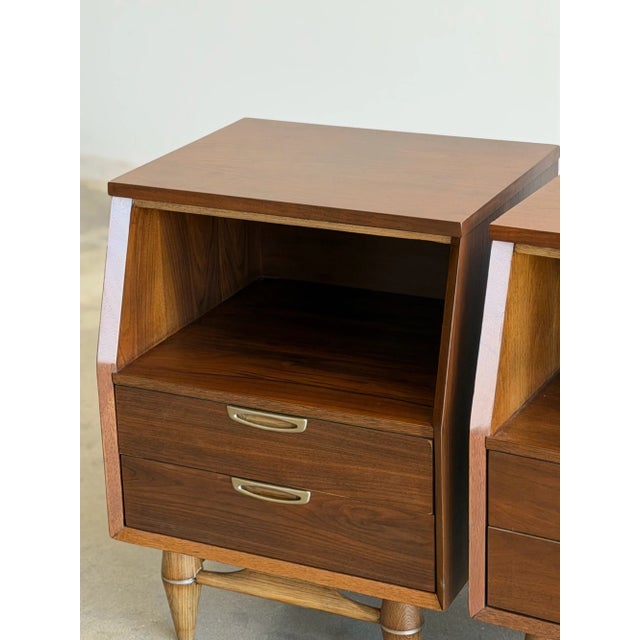 W20 D18 H27 Vintage Broyhill nightstands with original hardware. Fully refinished to highlight the beautiful wood grain....