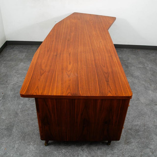 Mid-Century Modern Mid Century Modern Desk Executive Office Stow Davis Boomerang Large Walnut MCM For Sale - Image 3 of 12