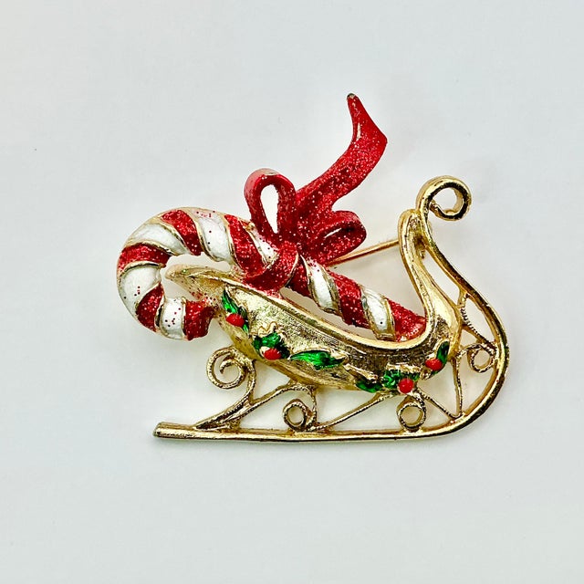 1960s 1960s Vintage Boho Chic Americana Candy Cane & Sleigh Christmas Brooch. For Sale - Image 5 of 6