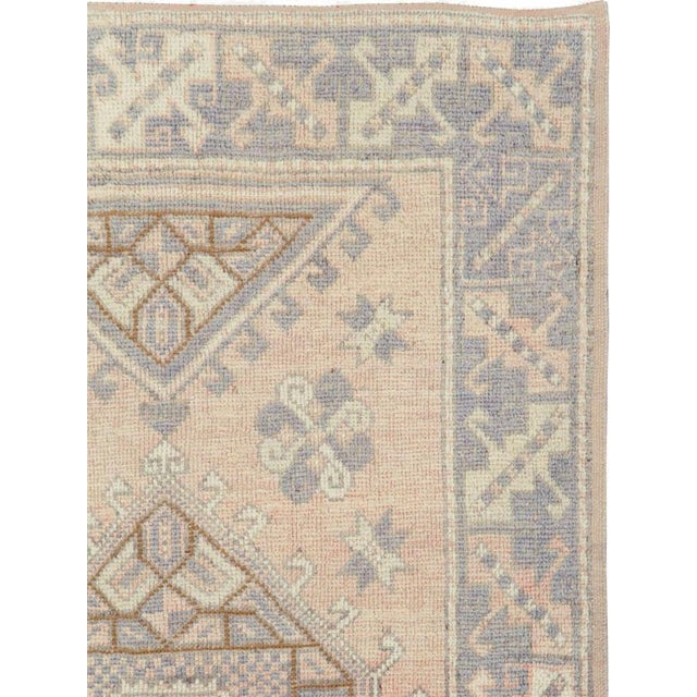 Tribal Galerie Shabab Collection Mid-20th Century Turkish Anatolian Accent Rug For Sale - Image 3 of 8