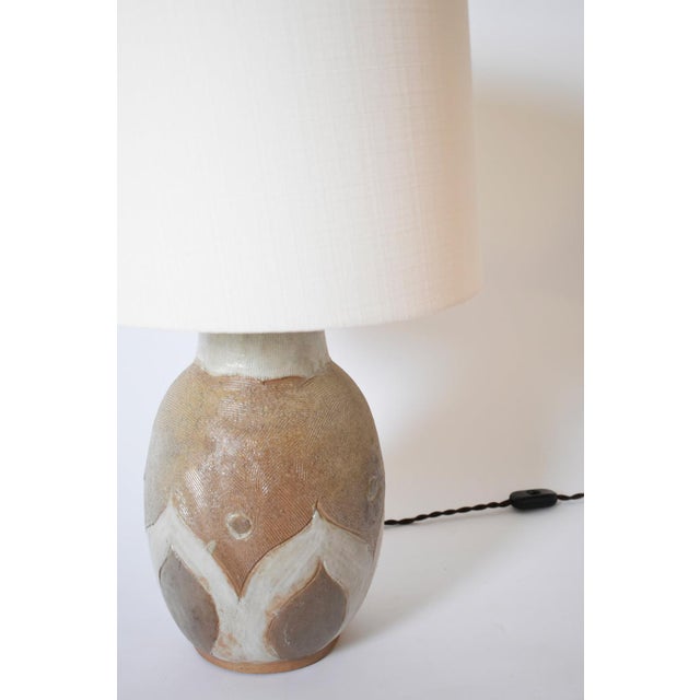 Beige and White Geometric Pattern Ceramic Table Lamp, 1960s For Sale - Image 3 of 5