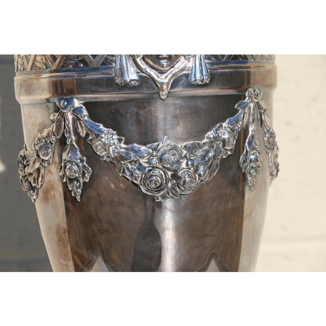 1980s Vintage Neoclassical Silver-Plated Urn Table Lamp With Floral Garland For Sale - Image 5 of 18