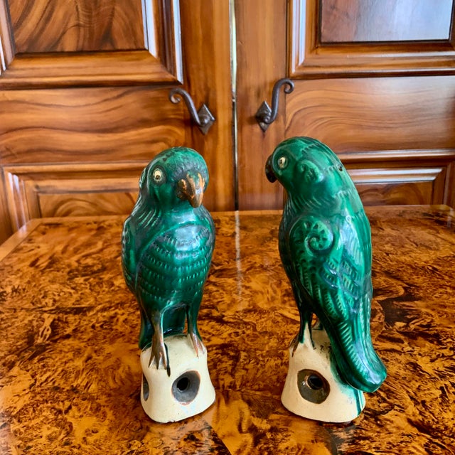 Traditional Pair of Antique Sancai Glazed Chinese Export Parrots For Sale - Image 3 of 10