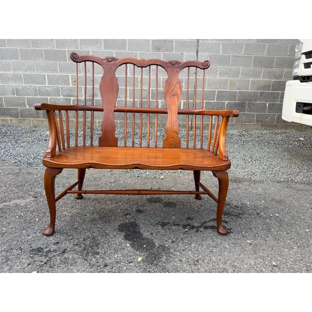 Vintage solid oak Windsor comback style settee bench Solid wood frame, spindle back , a large ‘saddle’ style seat , a...
