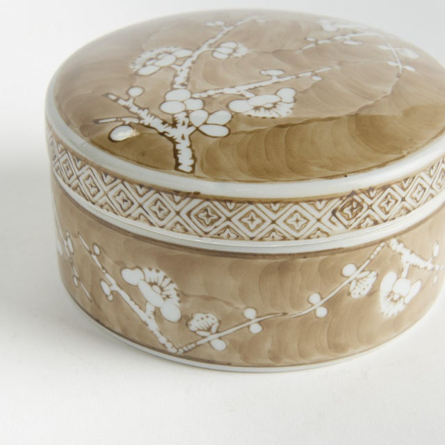 Chinoiserie Province Empress Rd Lidded Catchll Box Sm For Sale - Image 3 of 6