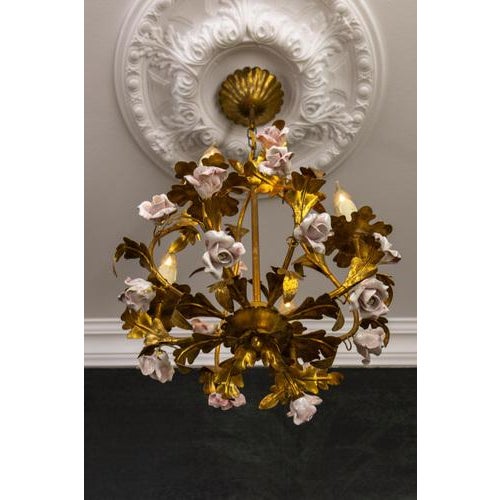 Metal Hollywood Regency Style Gilt Metal and Pink Porcelain Roses Chandelier, Italy, 1970s For Sale - Image 7 of 18