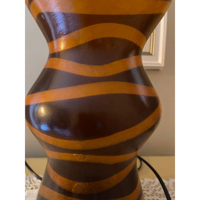 Plastic Sculptural Organic Modern Table Lamp With Wavy Stripes – Brown & Ochre – 2007 For Sale - Image 7 of 10