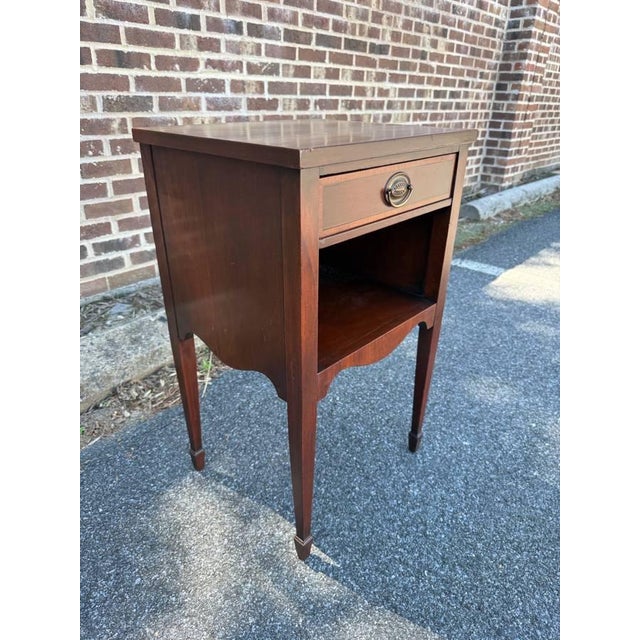 English Early 20th Century Federal Style Mahogany Inlaid End Side Table. For Sale - Image 3 of 13