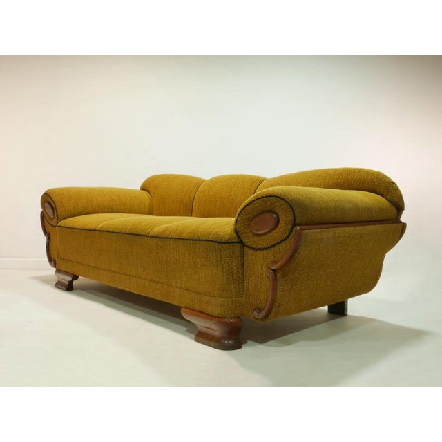 This sofa from the 1950s impresses with its elegant design and high-quality craftsmanship. The softly curved armrests with...