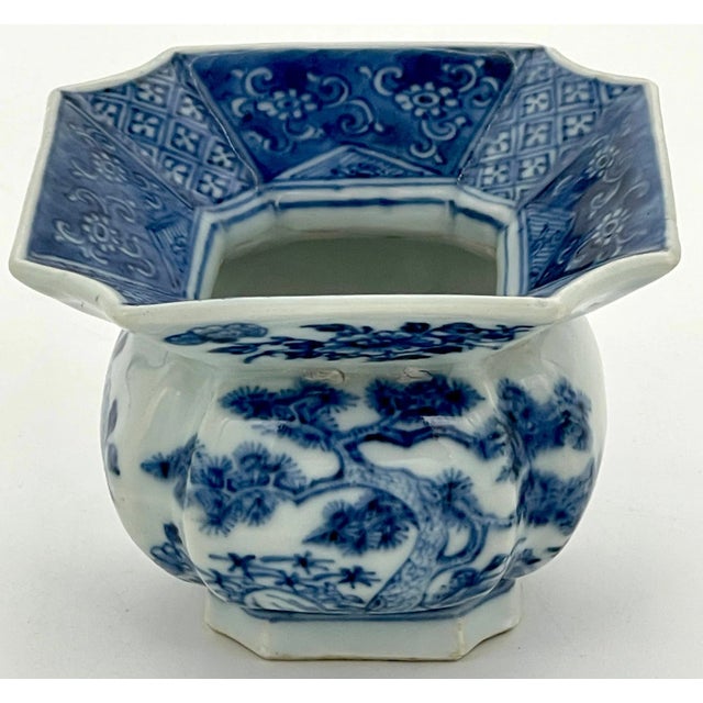Early 18th Century Chinese Blue and White Spittoon, Qing Dynasty, Kangxi Period For Sale - Image 5 of 9