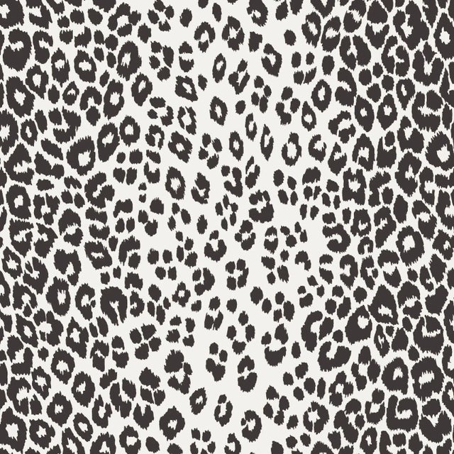 Contemporary Sample - Schumacher Iconic Leopard Wallpaper in Graphite For Sale - Image 3 of 5