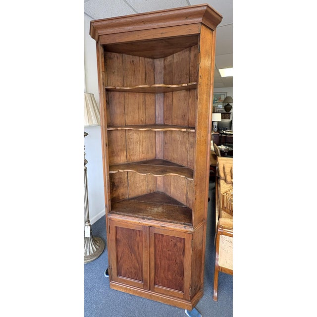 Wood 19th Century Rustic American Pine Corner Cupboard With Open Shaped Shelves Over Doors For Sale - Image 7 of 18