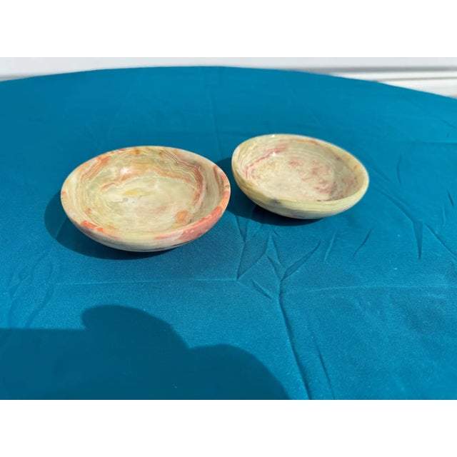 This is a beautiful pair of onyx bowls. These 4" diameter bowls 1.5" in height.