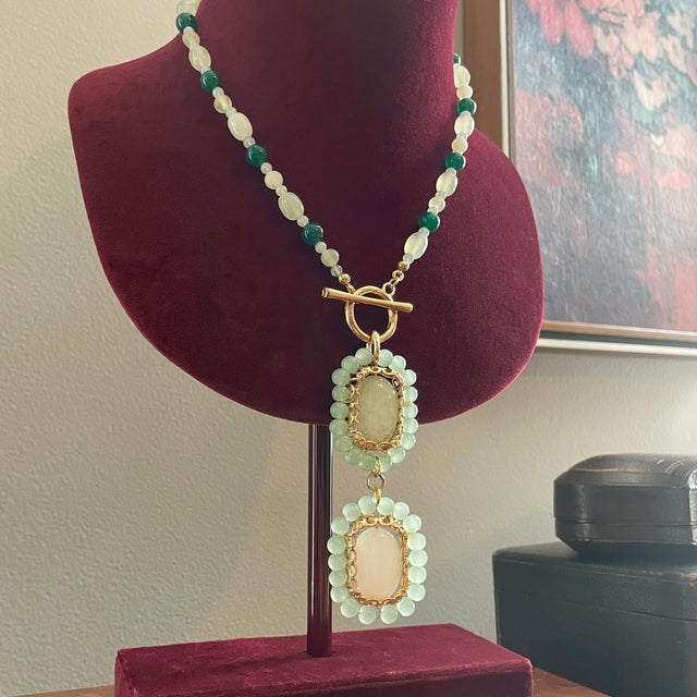 1980s Green Gemstone Jade Bead Necklace Gold Tone Toggle Closure For Sale - Image 6 of 9