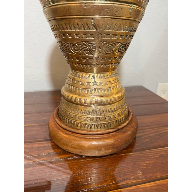 Moroccan 1940s Moroccan Tooled Brass Lamp With Copper and Wood Accents For Sale - Image 3 of 12
