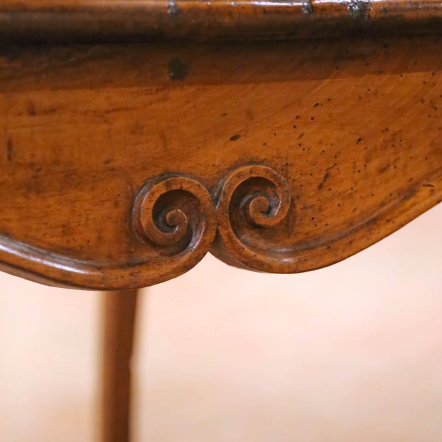 18th Century French Louis XV Walnut Bow-Front Side Table Desk With Drawer For Sale - Image 13 of 17