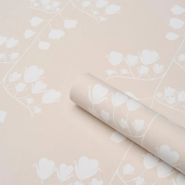 Schumacher SAMPLE - Schumacher x Peg Norriss Bleeding Hearts Wallpaper In Neutral For Sale - Image 4 of 4
