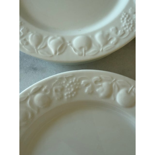 Mid 20th Century Italian Windsor Browne Dinner Plates With Embossed Fruit Rim - Set of 5 For Sale In Austin - Image 6 of 9