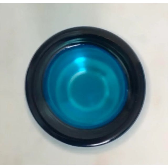 Late 20th Century Modern Minimalist Turquoise 15” Tall Art Glass Vase For Sale - Image 5 of 5