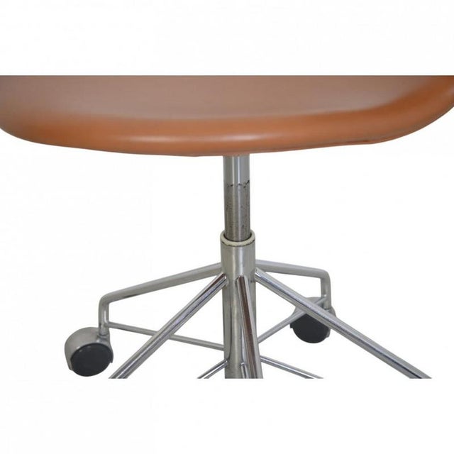 Model 3117 Desk Chair in Cognac Leather by Arne Jacobsen, 1980s For Sale - Image 11 of 14