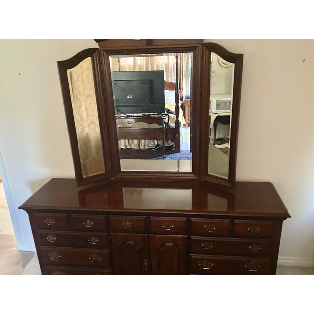 Late 20th Century Broyhill Premier "Ethan Allen Style" Cherry Wood Triple Dresser & Triptych Split Swan-Neck Pediment Top Mirror Mint Condition For Sale - Image 18 of 18