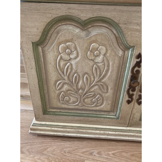 French Country 1960s Hekman Media or Record Cabinet – White & Green With Carved Doors For Sale - Image 3 of 12