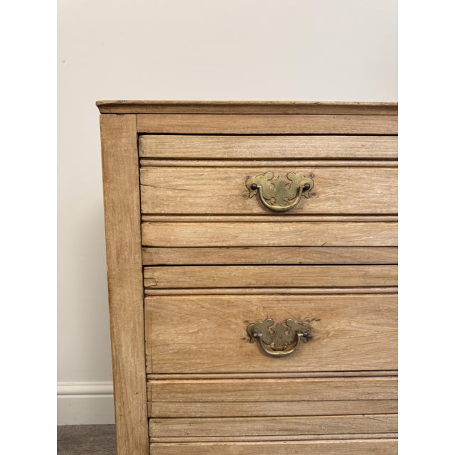 This is a beautifully crafted solid wooden pine chest of drawers. Comprised of 3 smooth sliding drawers, all with dovetail...