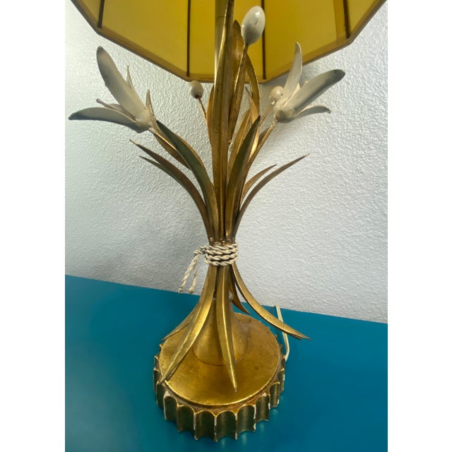 1960s 1960s Safran & Glucksman Italian Hollywood Regency Tole Table Lamp & Shade Gold & Beige For Sale - Image 5 of 11