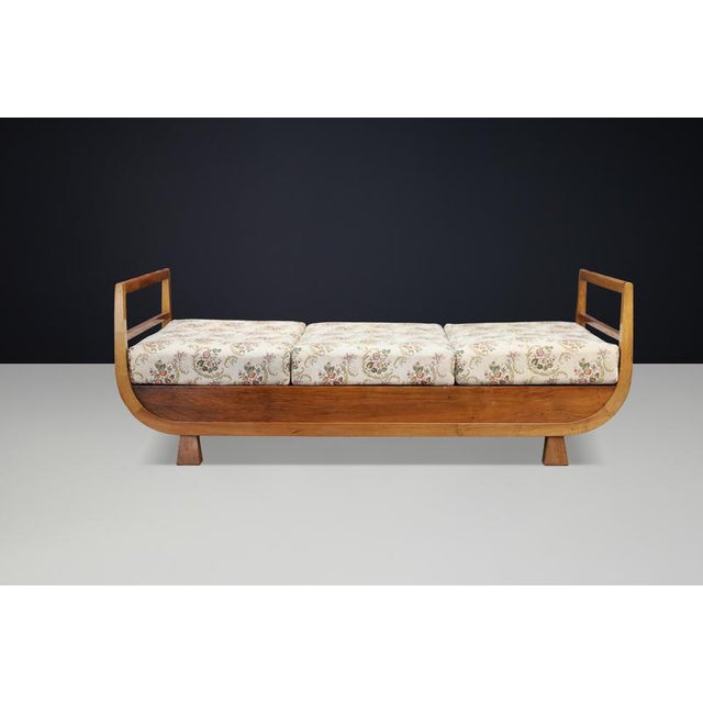 1930s Art Deco Walnut Daybed attributed to Jindřich Halabala, 1930s For Sale - Image 5 of 16