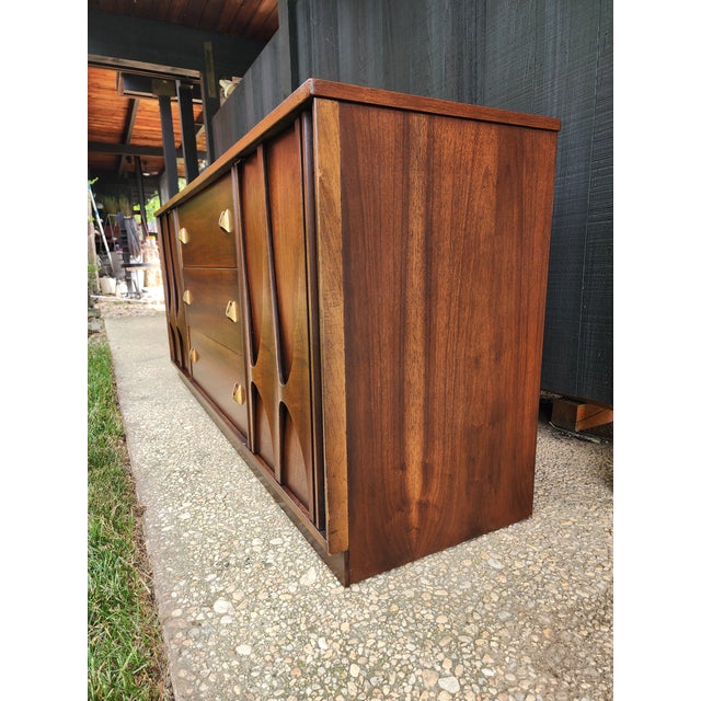Wood Broyhill Brasilia Mid Century Modern Walnut Triple Dresser Credenza | Sculptural Doors | Vintage 1960s For Sale - Image 7 of 16