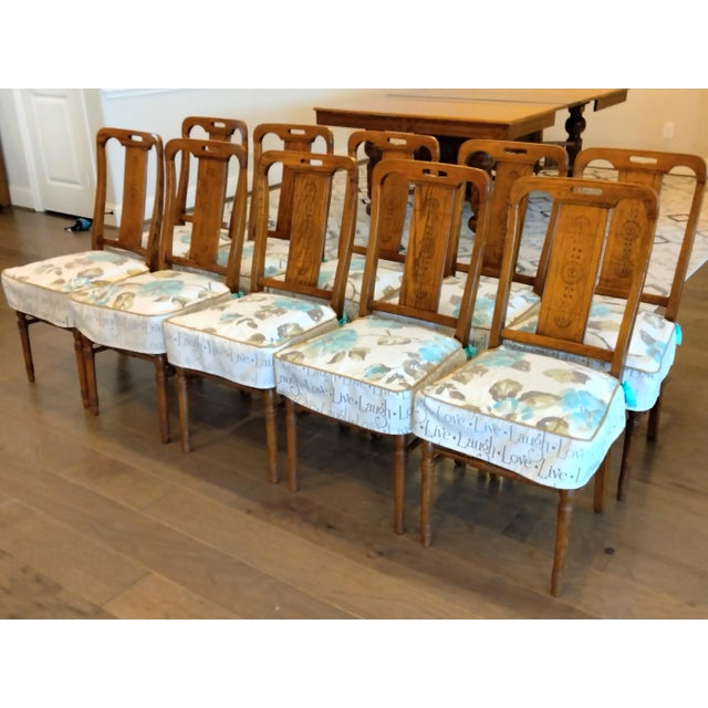 1880s Golden Oak Gilded Age Custom Made Dining Set With 10 Chairs For Sale - Image 11 of 17