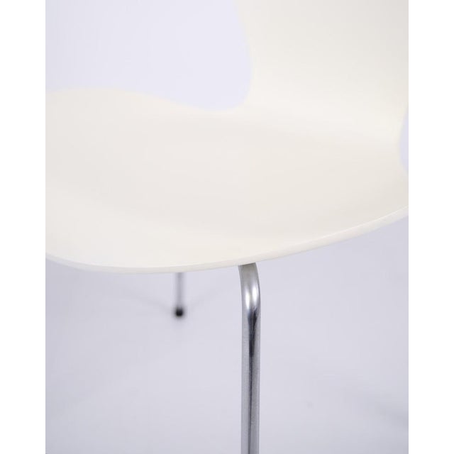 Series 7 Chairs in White Lacquered Veneer with Chrome Frame by Arne Jacobsen for Fritz Hansen, 1988, Set of 6 For Sale - Image 6 of 13