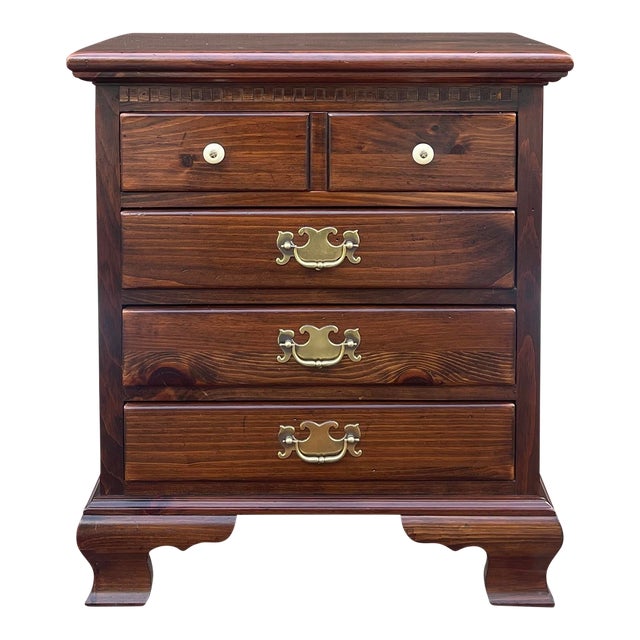 1980s Ethan Allen Antiqued Pine Rustic Traditional 4 Drawer Nightstand Chest (12-5016) For Sale