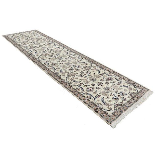 Middle Eastern Rug in Wool For Sale - Image 3 of 10