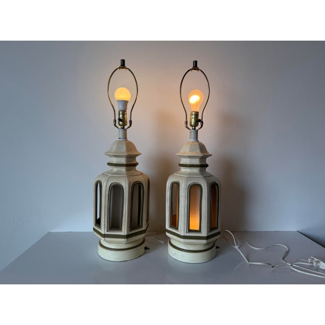 1970s Hollywood Regency Palm Beach Pagoda Style Ceramic Table Lamps – A Pair For Sale - Image 4 of 10
