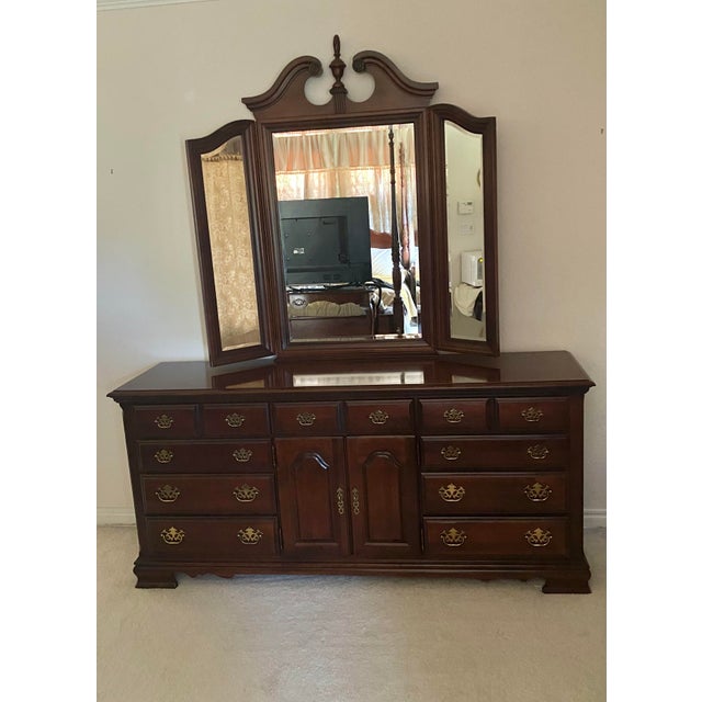 Broyhill Late 20th Century Broyhill Premier "Ethan Allen Style" Cherry Wood Triple Dresser & Triptych Split Swan-Neck Pediment Top Mirror Mint Condition For Sale - Image 4 of 18