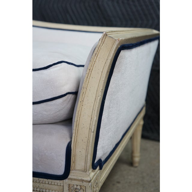 1960s Mid-Century Baker Furniture Louis XVI Style Upholstered Recamier Chaise Lounge For Sale - Image 5 of 18