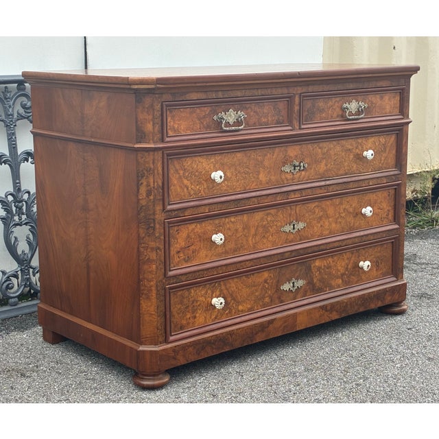 1900 - 1909 1900-1909 Walnut Chest of Five Drawers For Sale - Image 5 of 18