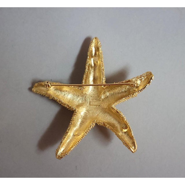 American Vintage Trifari Gold Tone Starfish Brooch With Cabochons & Rhinestones For Sale - Image 3 of 4