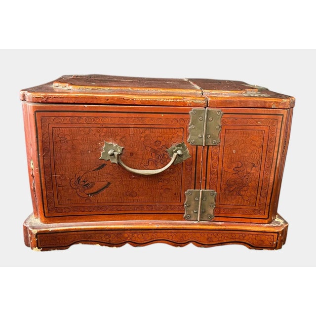 Chinese Qing Dynasty Hand-Painted Travel Jewelry Vanity Box W/ Mirror For Sale In Portland, OR - Image 6 of 11