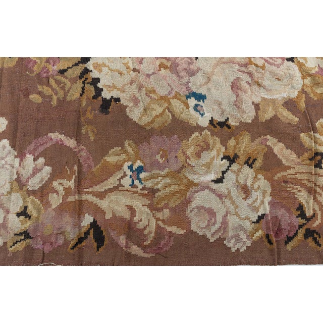 This exquisite French Aubusson rug from the early 20th century is a beautiful example of the elegance and refinement...