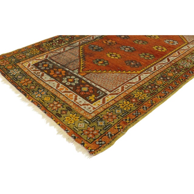 70866 Vintage Turkish Oushak Accent Rug with Color Pop, Anatolian Yuntdag Rug 03'00 X 04'06. This vintage Turkish Oushak...