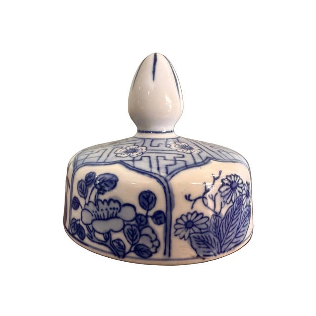 Mid 20th Century Large Vintage Baluster Form Blue and White Honeycomb Chinoiserie Vase With Fitted Lid For Sale - Image 5 of 12