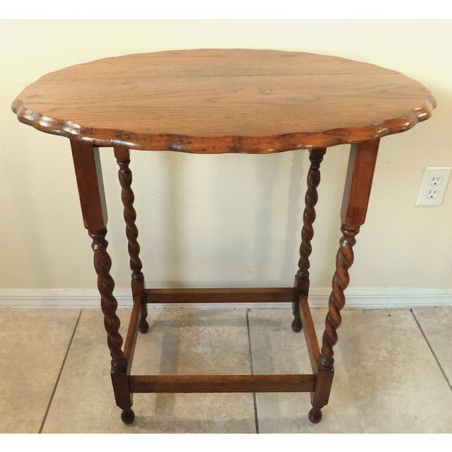 Beautiful antique solid oak wood scalloped oval barley twist side/end accent table. Great piece! Circa early 1900s....