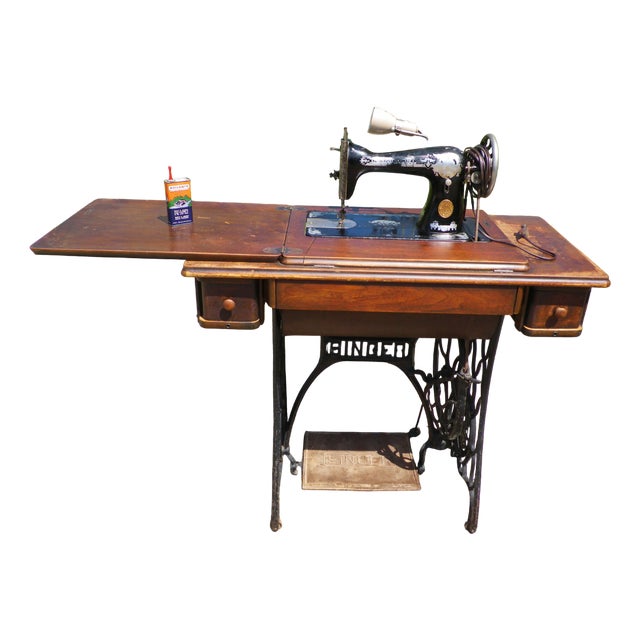 Singer Sewing Machine with Lighting, 1928 For Sale