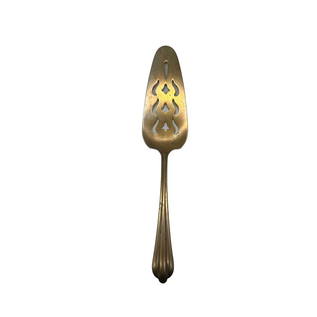 This Unbranded silver-plated rose and leaf pattern pie server features a blade made of silver-plated metal by National...