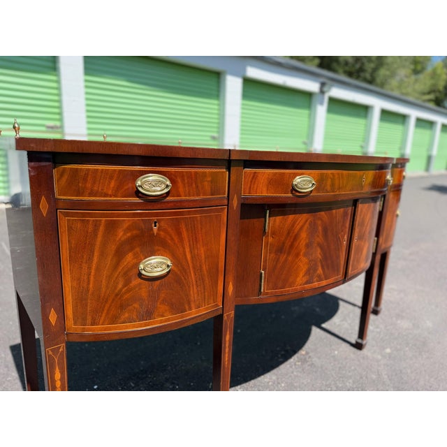 Hepplewhite 1990S Kindel Hepplewhite Style Mahogany Serpentine Sideboard For Sale - Image 3 of 11