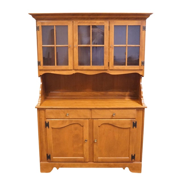 American Ethan Allen Heirloom Nutmeg Maple Colonial Early American 47" Buffet W. China Hutch 10-6018 / 10-6036 For Sale - Image 3 of 18