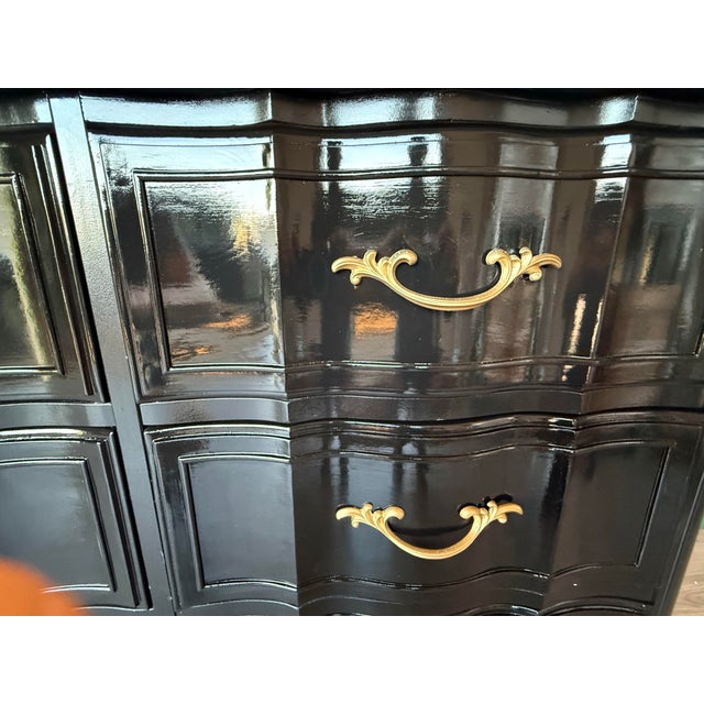 French Provincial 1970s French Provincial 9-Drawer Dresser in Black Lacquer With Gold Hardware For Sale - Image 3 of 9